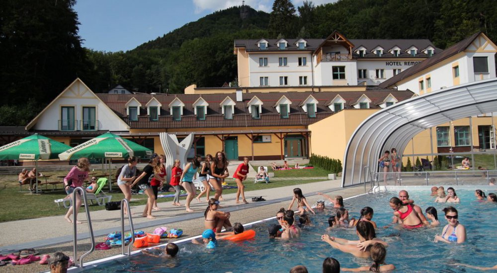 vonkajší bazén wellness hotel remata